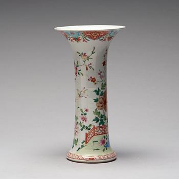 A large famille rose vase, Qing dynasty, Qianlong (1736-95).