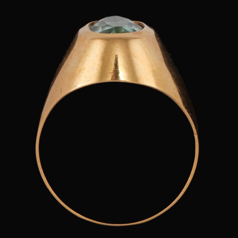 RING, 18k guld med fasettslipad syntetisk spinell, importstämplad. Vikt 4 g.