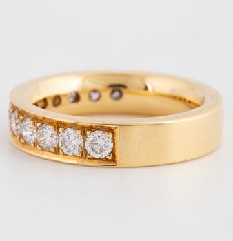 An half-eternity ca 1,20 ct brilliant-cut diamond ring.