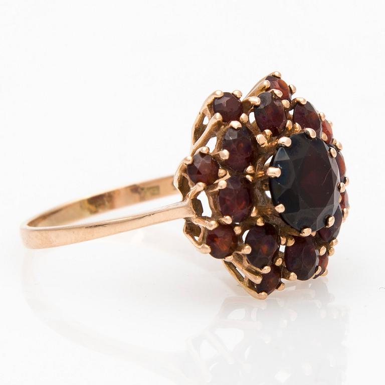 RING, fasettslipade granater, 14K guld.