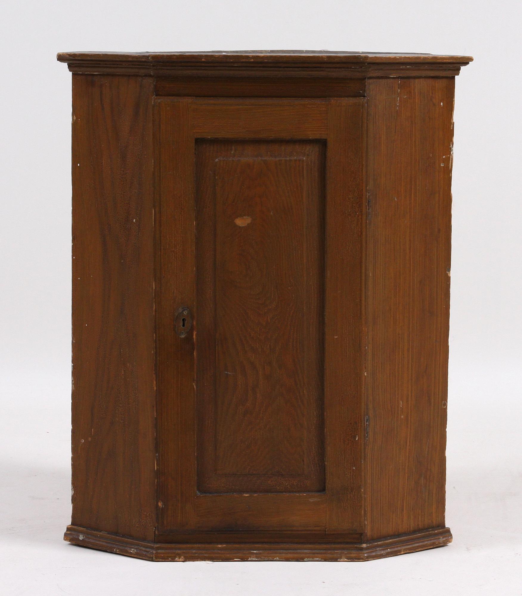 HÖRNSKÅP, 1800-tal.