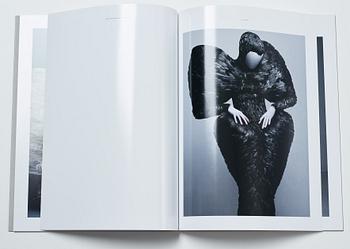 Sølve Søndsbø, bok Pictures from Savage Beauty signed.