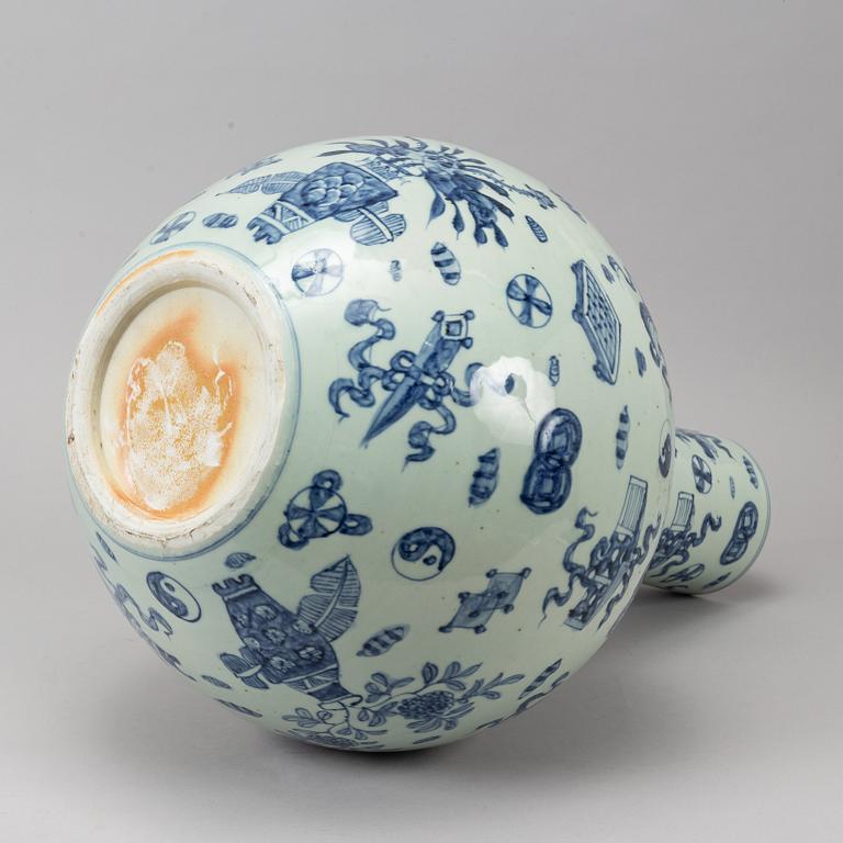 Golvas, porslin. Kina, 1900-talets andra hälft.