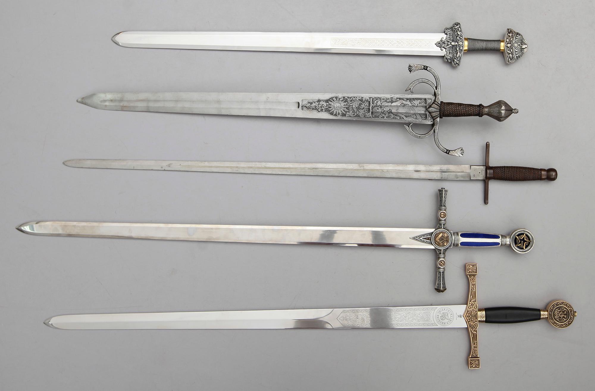 DEKORATIONSVAPEN, 5 st, kopior av äldre modeller, bl a Spanien, 1900-talets andra hälft.