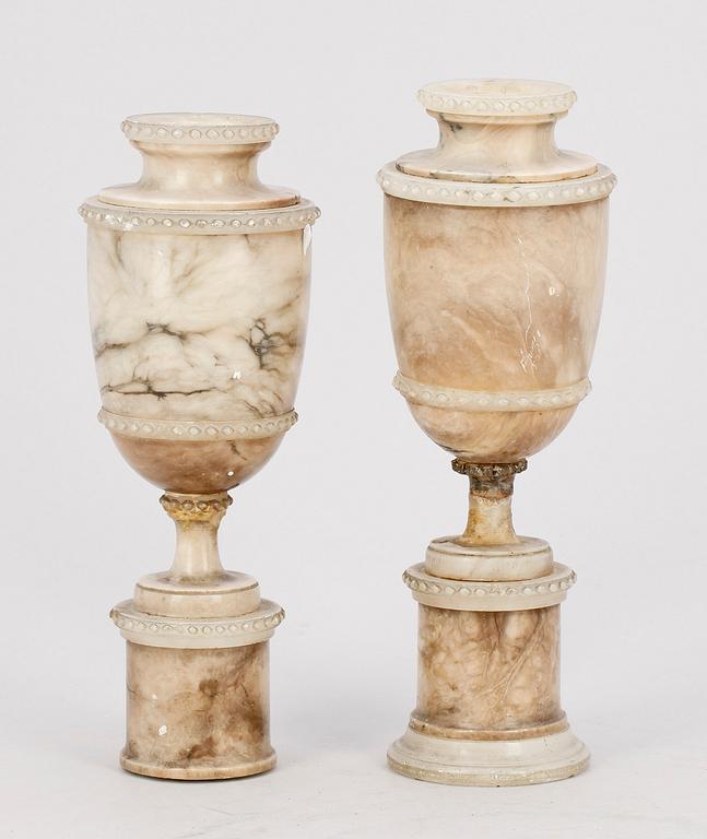 URNOR, ett par, alabaster, trol Italien, 1800-tal.