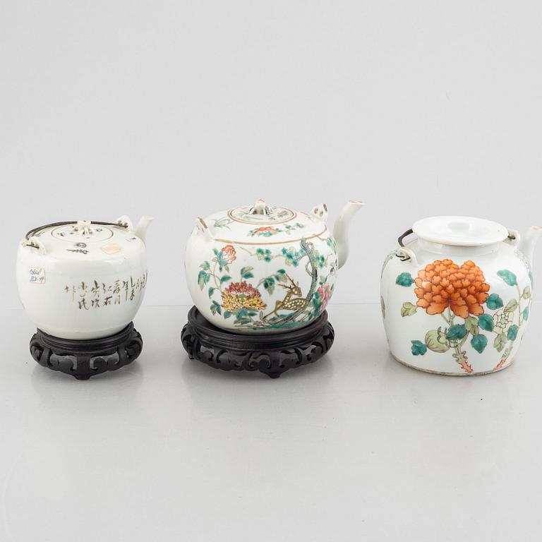 Three Chinese porcelain teapots, late Qing dynasty, early 20th Century.