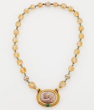 926. A Bulgari necklace in 18K gold with a mother of pearl cameo.