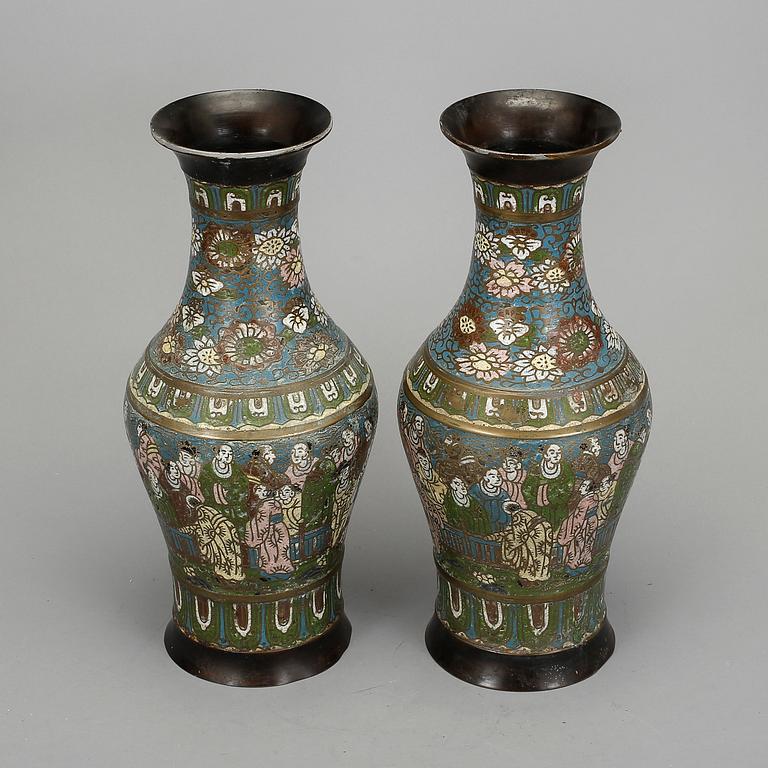 VASER, ett par, cloisonne, orientaliska, Modern tillverkning.