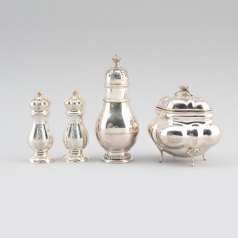 SILVERFÖREMÅL, 4 delar, 1900-talets andra hälft. Total vikt ca 376 g.