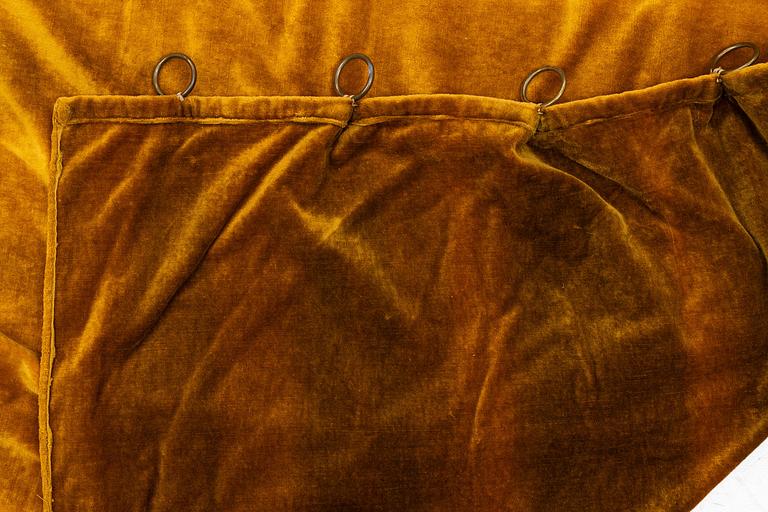 A set of four yellow velvet curtains, 1910's/20's, ca 247 x 120 cm.