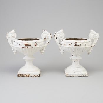 A pair of garden urns, early 20th century.