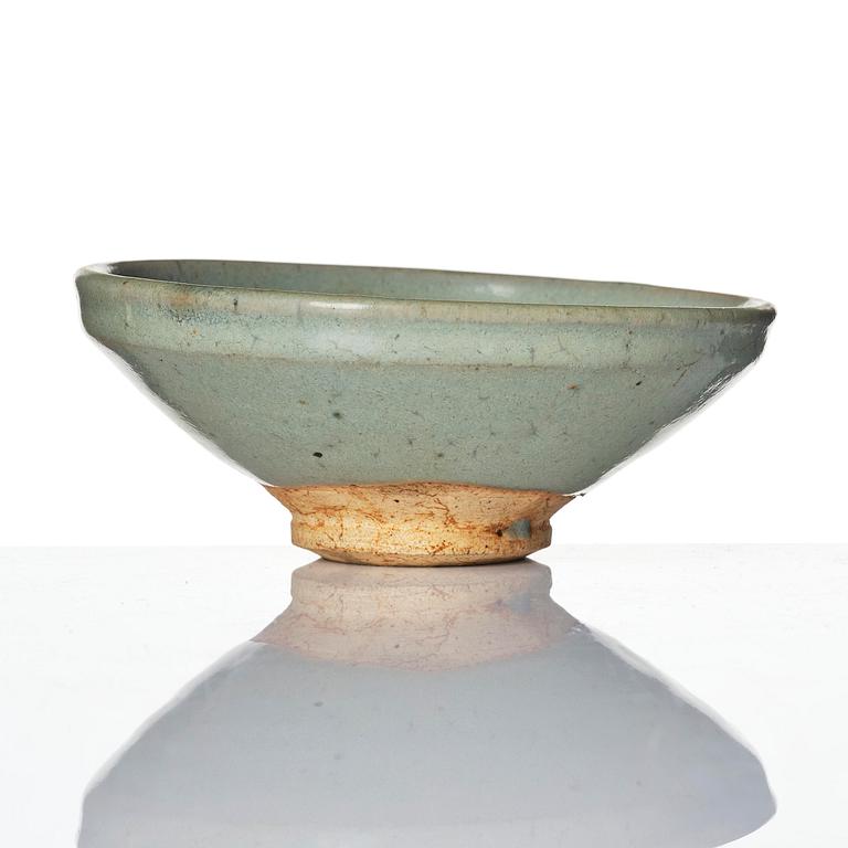 A pale green jun glazed bowl, Jin/Yuan dynasty.
