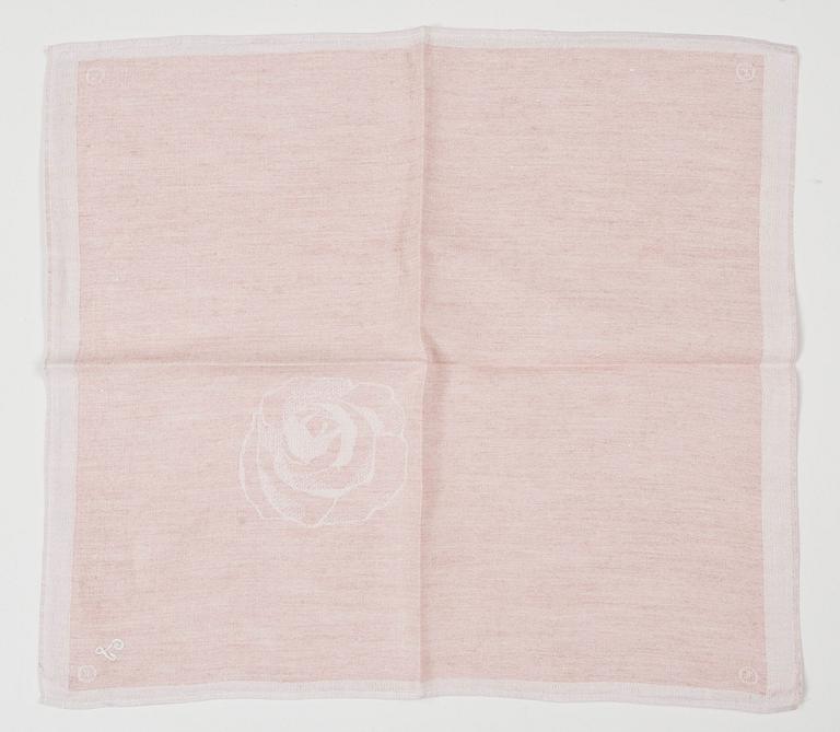 DUK OCH SERVIETTER, 12 st. "100 rosor". Damast. Duken 307 x 149,5 cm, servietterna ca 46 x 42 cm vardera. Signerade TL (Tampella). Komponerade av Dora Jung.