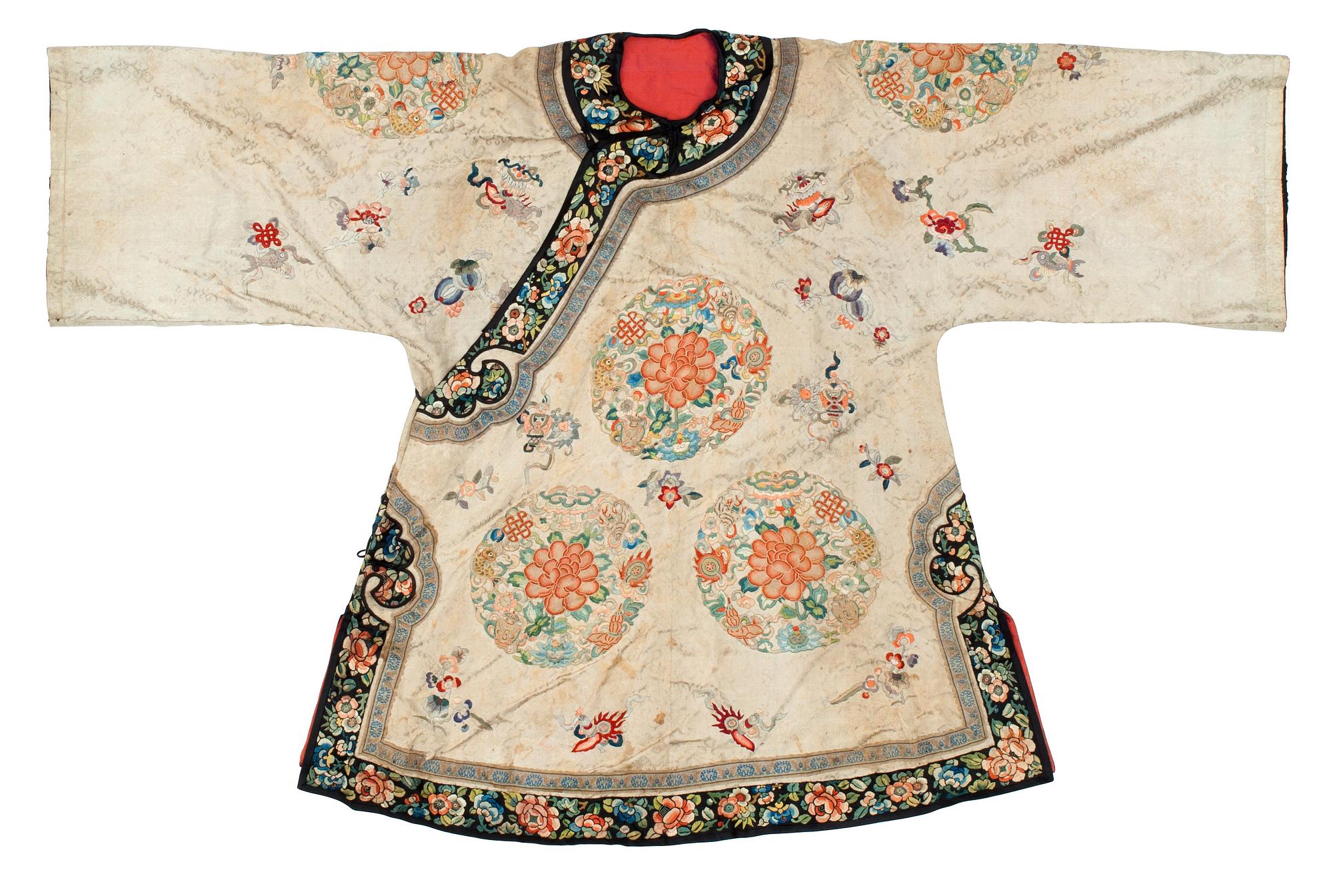 ROBE, silk. Height 98,5 cm. China 19th century, probably around year 1800.