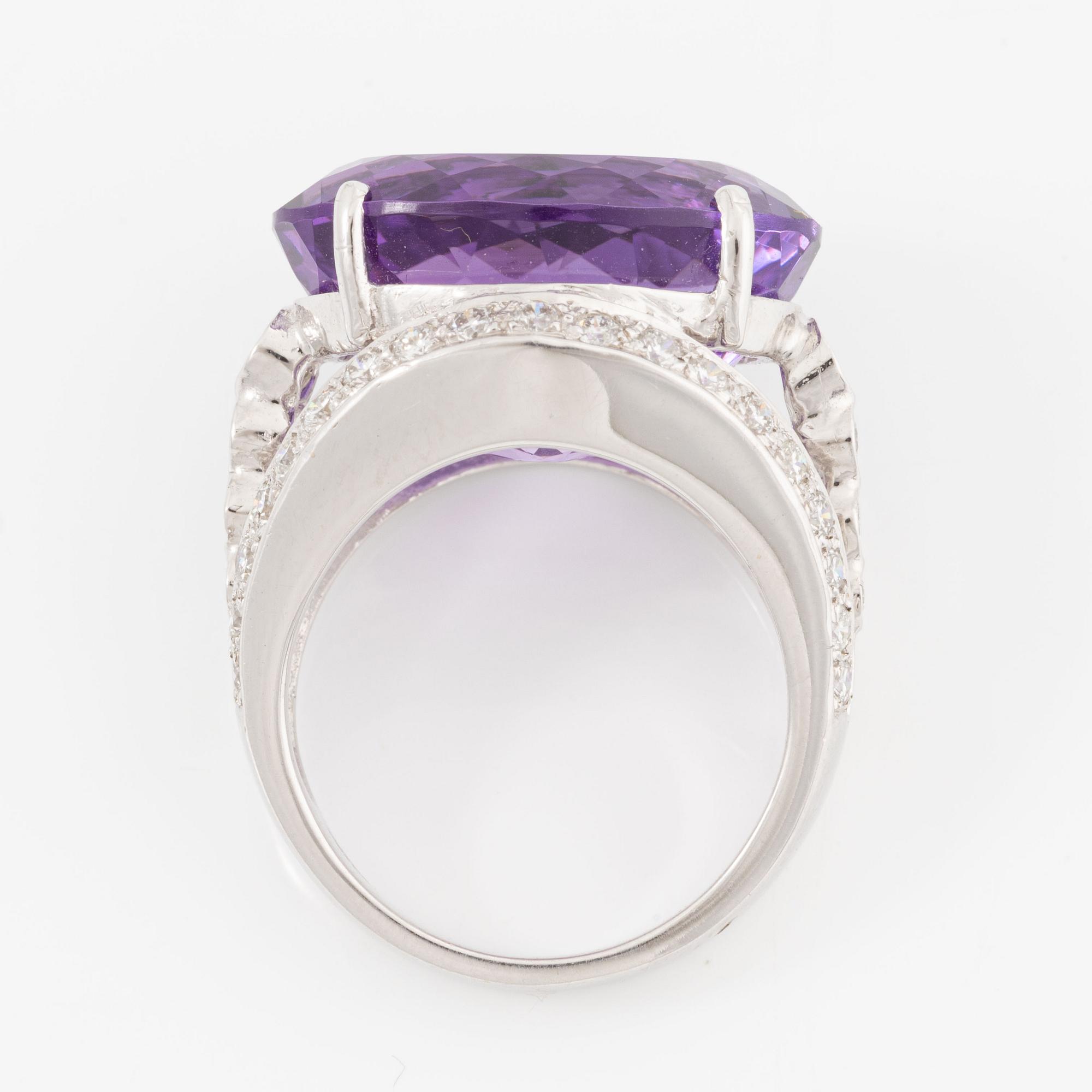 Ring, cocktailring, 18K vitguld med ametist och briljantslipade diamanter.