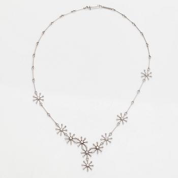 Kalevala Koru, collier, "Polaris", 18K vitguld och briljantslipade diamanter, Kirsti Doukas, 2006.