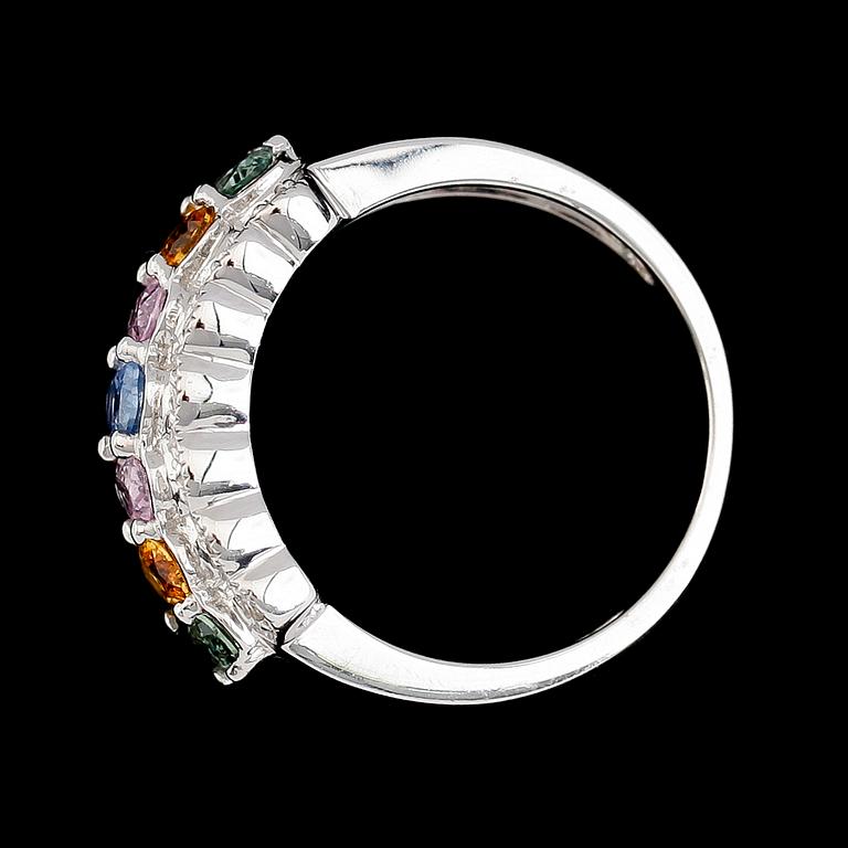 RING, 14K vitguld, diamanter tot ca 0.13 ct, flerfärgade safirer.