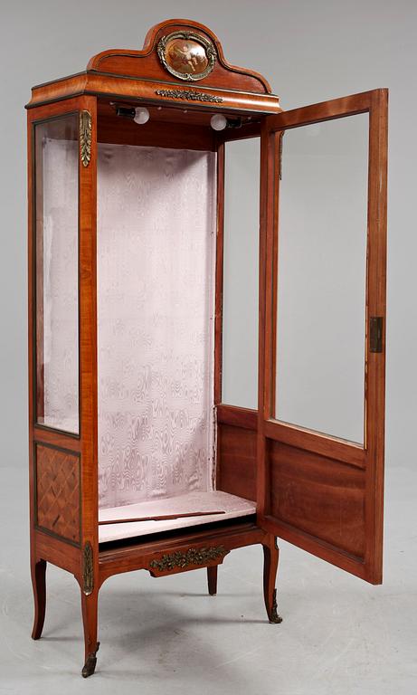 VITRINSKÅP, Louis XVI-stil, 1900-tal.