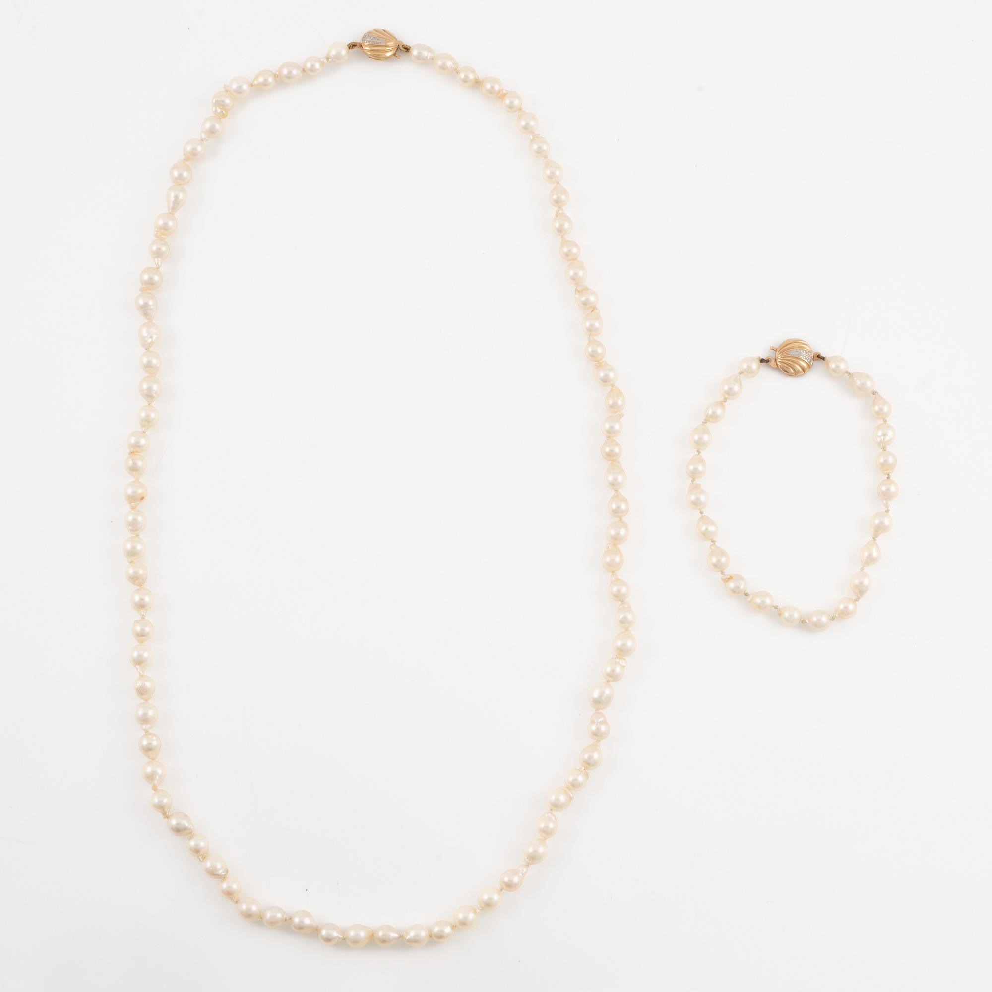 Necklace and bracelet, with cultured pearls, clasp 8K gold.