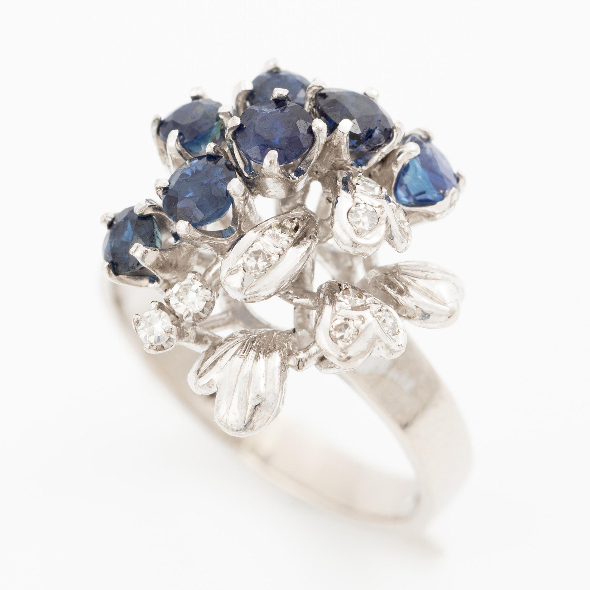 Ring, 18K white gold set with octagon-cut diamonds and sapphires.