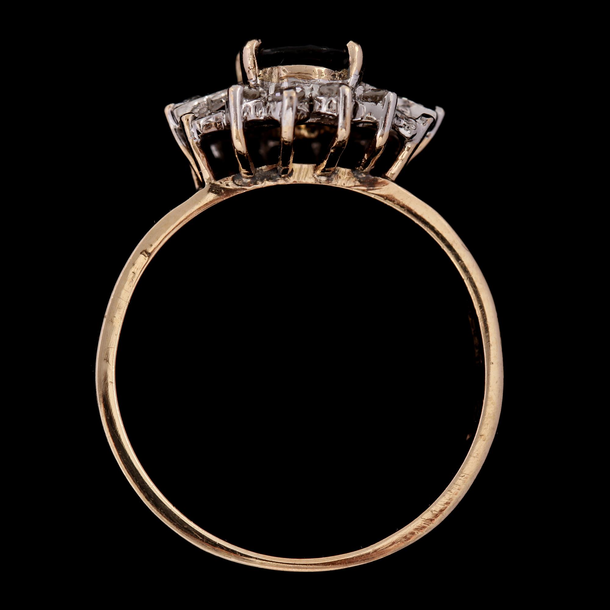 RING, 18k guld med fasettslipad blå safir samt 14 briljantslipade diamanter, vikt 3 g.