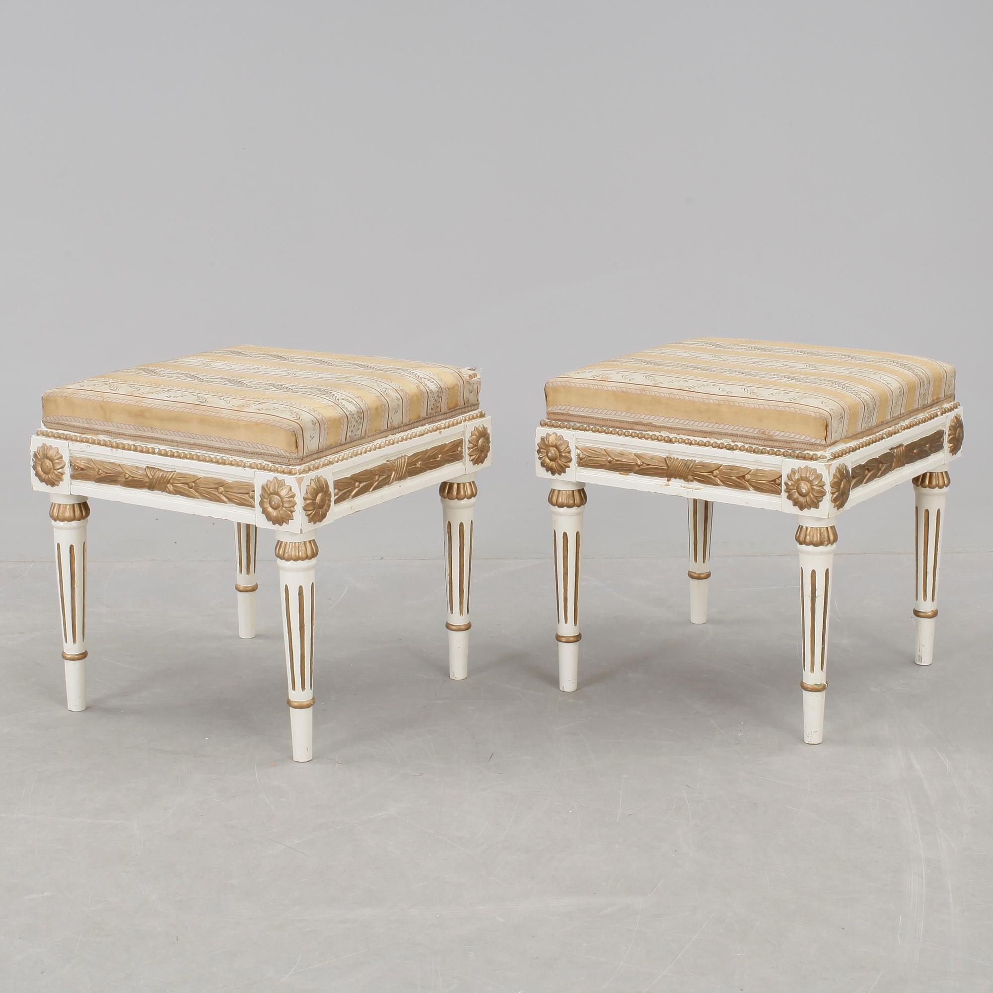 TABURETTER, ett par, gustaviansk stil, 1900-talets början.