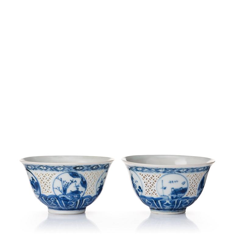 A pair of blue and white reticulated bowls, Transition, 17th Century.