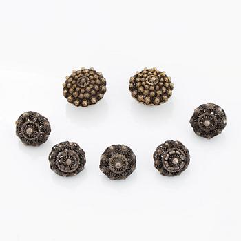 Silverknappar, med filigranarbete.