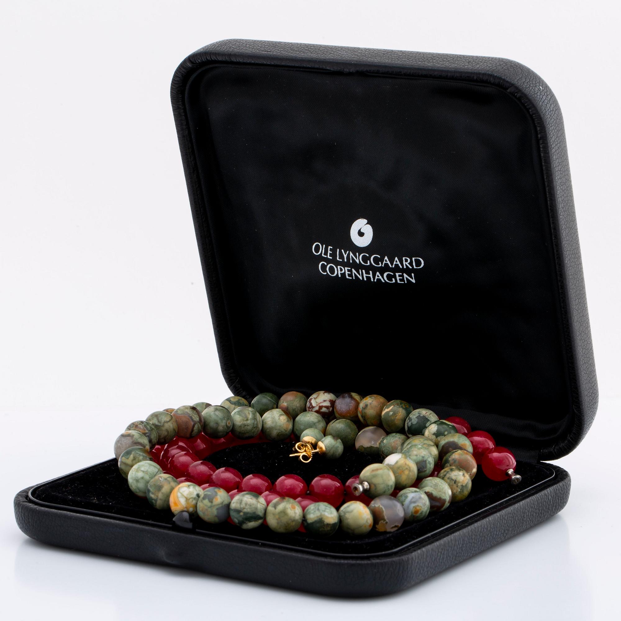 LYNGGAARD 2 rader jaspis ca 10 mm och röda stenar ca 10 mm utan lås samt örhängen 18K guld m jaspis ca 7 mm,originaletui.