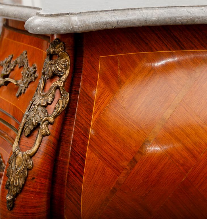 BYRÅ, rokokostil, 1900-talets mitt.