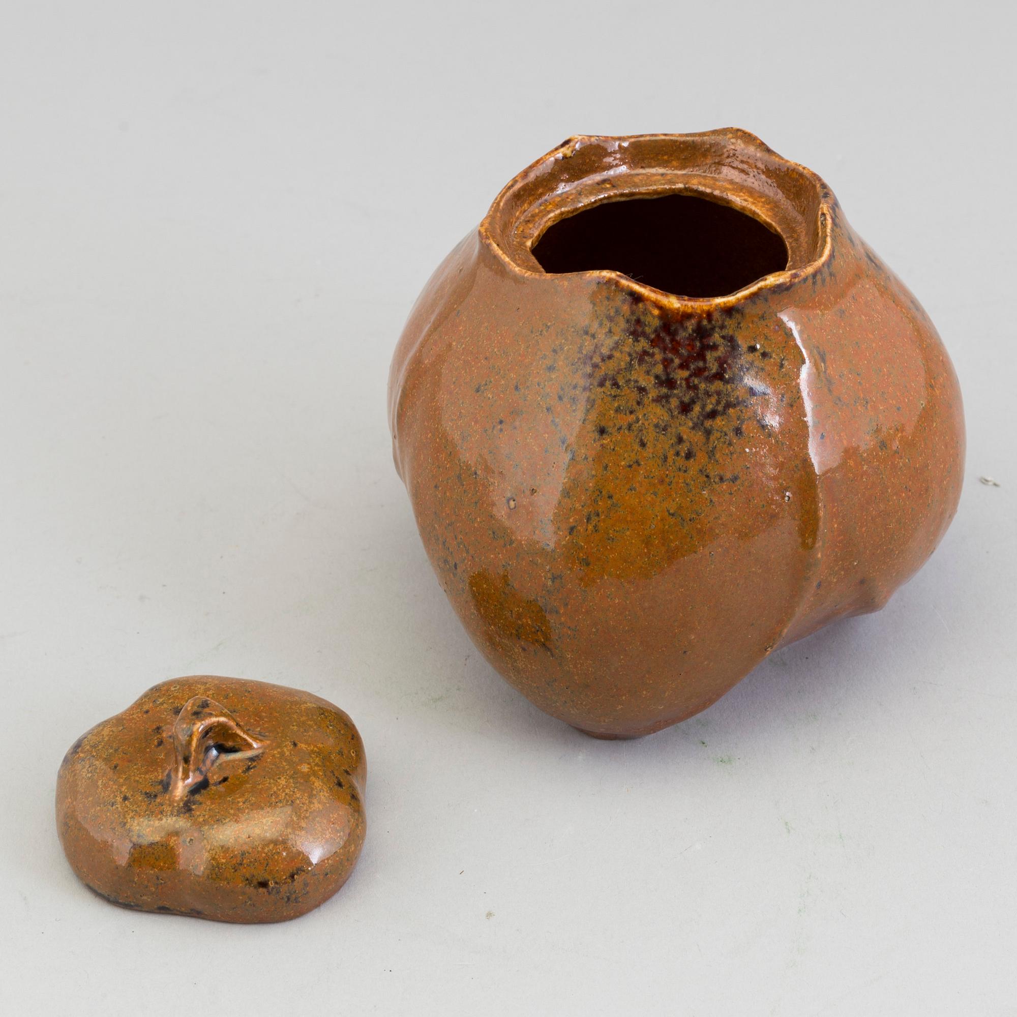 ANDERS OCH BESS WISSLER, bonbonjär i form av äpple, starkeldsgods. Solklinten, Mariefred 1930.