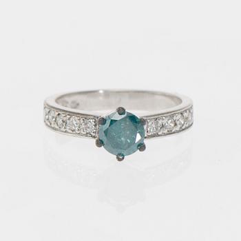 RING, 18K vitguld, färgad blå diamant, briljantslipade diamanter. Vikt ca 5,0 g.