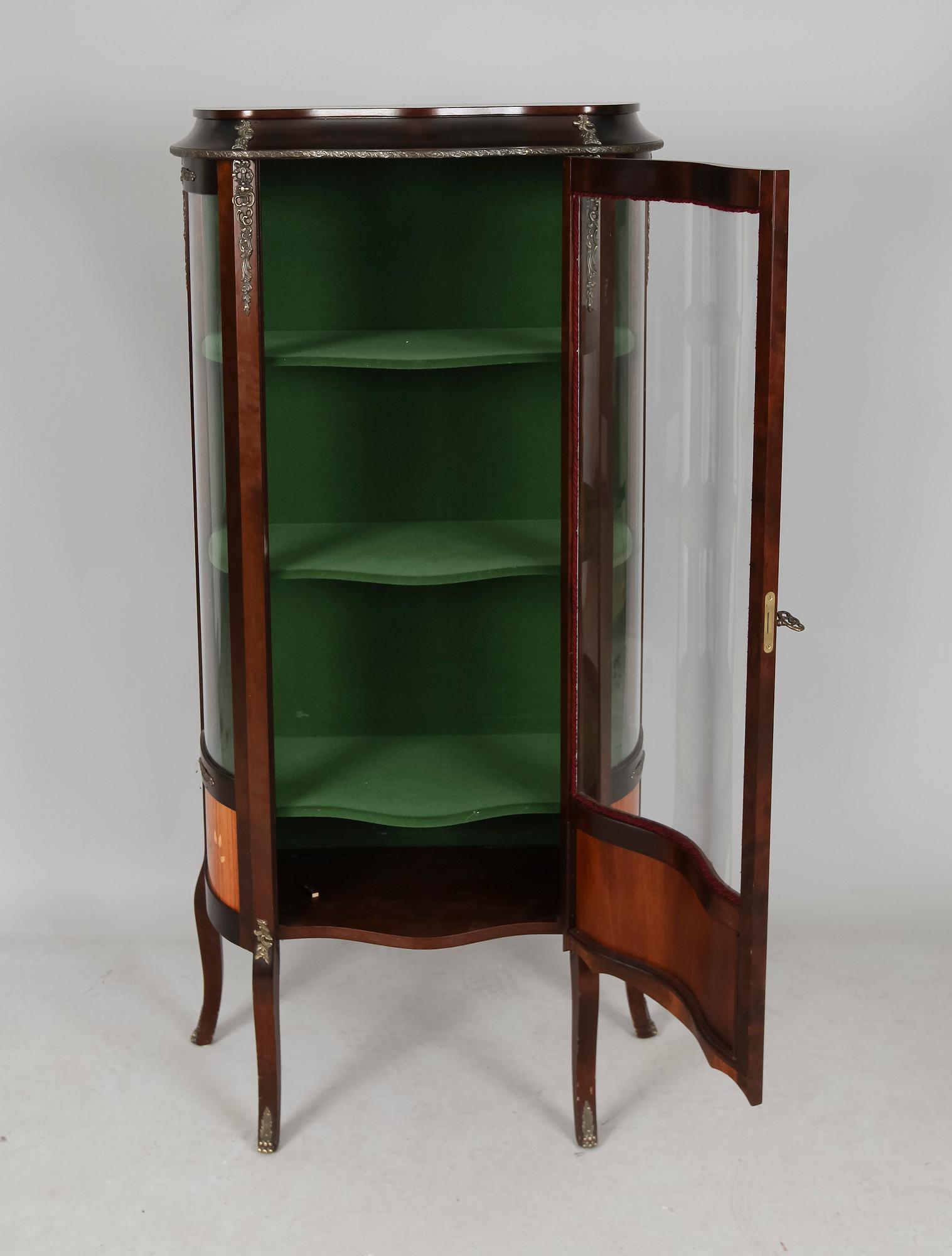 VITRINSKÅP, rokokostil, 1900-talets andra hälft.