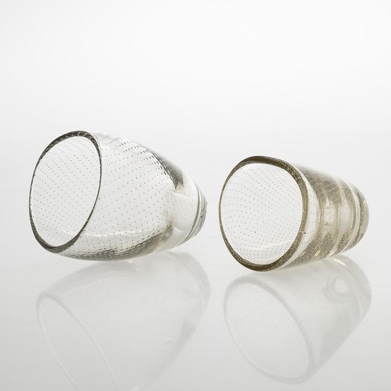 Gunnel Nyman, vaser, 2 st, modell "GN 3" och "GN 16". Signerade G. Nyman Notsjö 1947 och G. Nyman Nuutajärvi Notsjö.