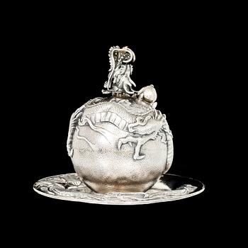 BRÄNNARE PÅ FAT silver. Shanghai, 1900-talets början.