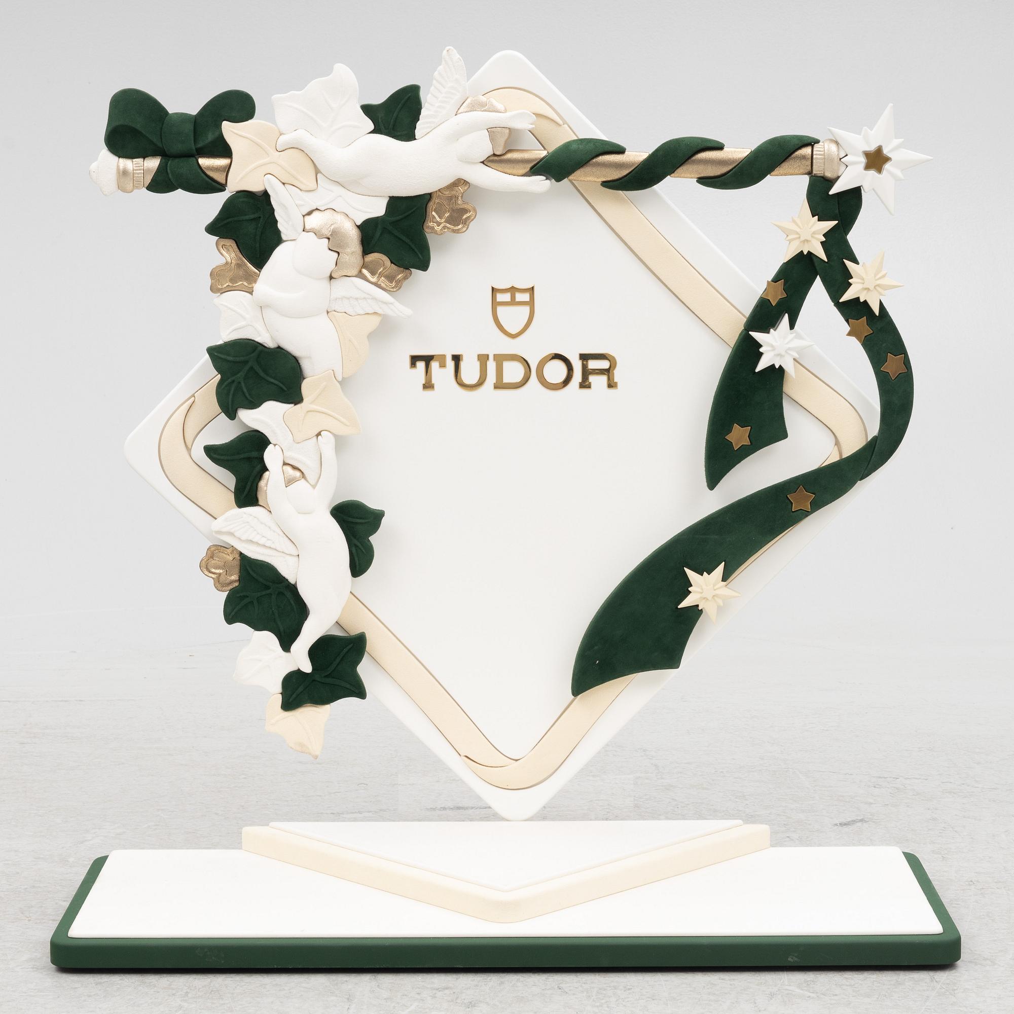 Display material, three pieces, Tudor.