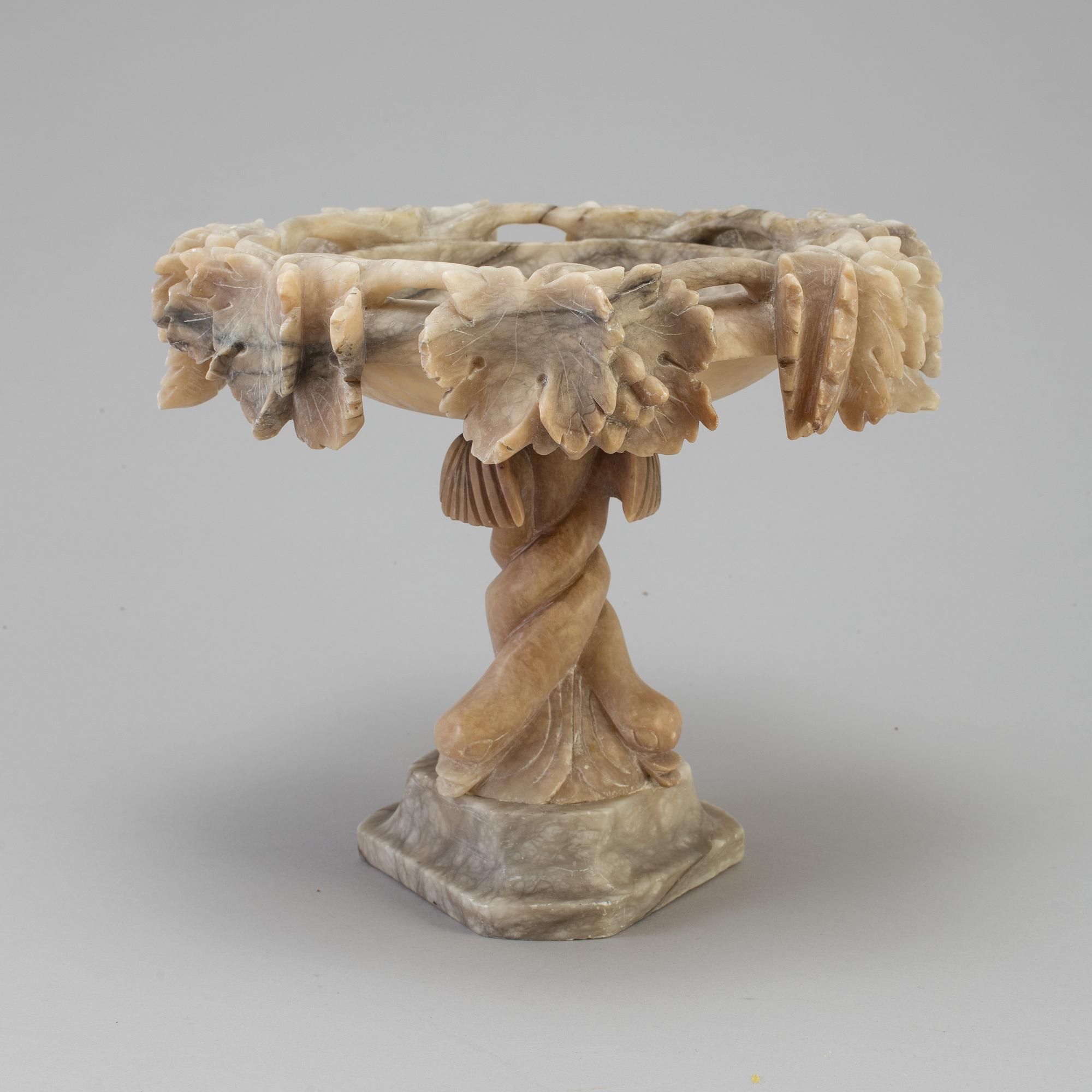 A alabaster tazza ca 1900.