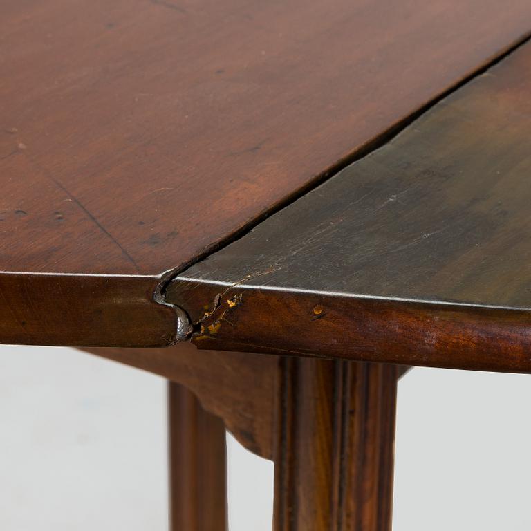 Drop-leaf dining table, England turn of the century 1800/1900.