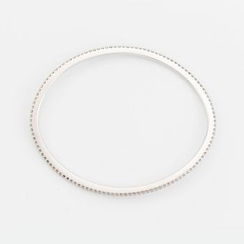 Ole Lynggaard armring "Love" 18K vitguld med runda briljantslipade diamanter, design Charlotte Lynggaard.