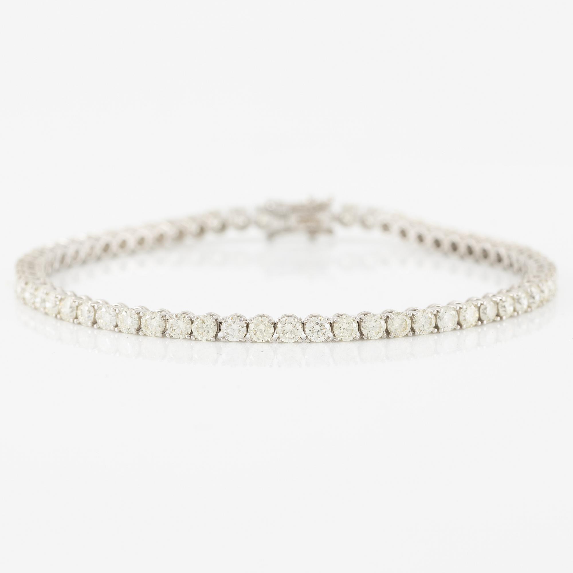 Tennis bracelet 18K white gold with brilliant-cut diamonds.