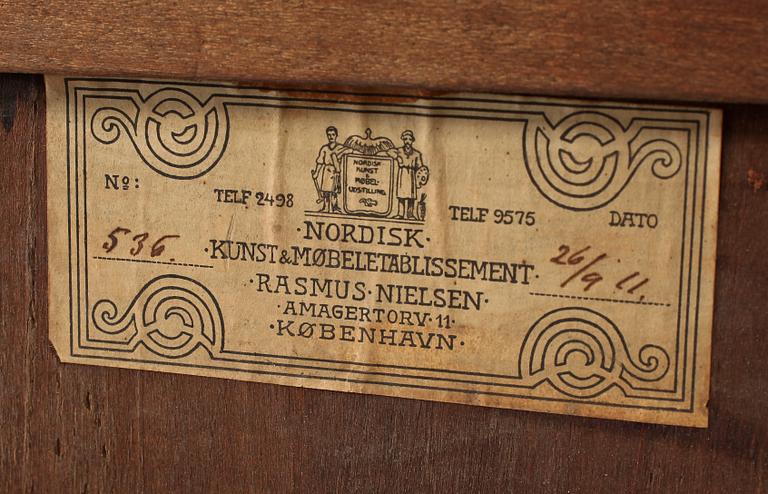BYRÅ, rokokostil, 1900-talets första hälft.