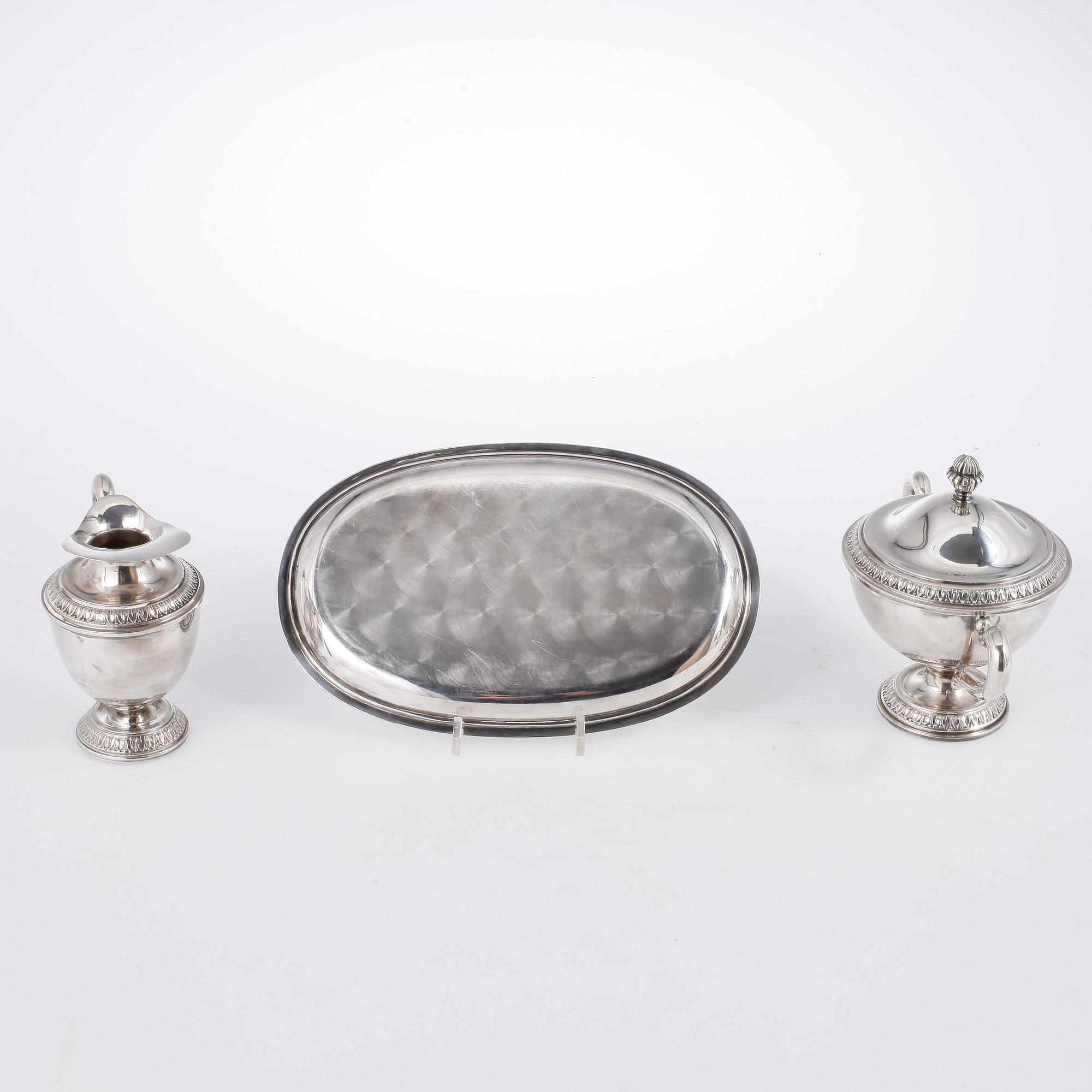 SERVISDELAR, 3 delar, sterlingsilver, empirestil, med svenska kontrollstämplar, 1900-tal. Vikt ca 446 gram.