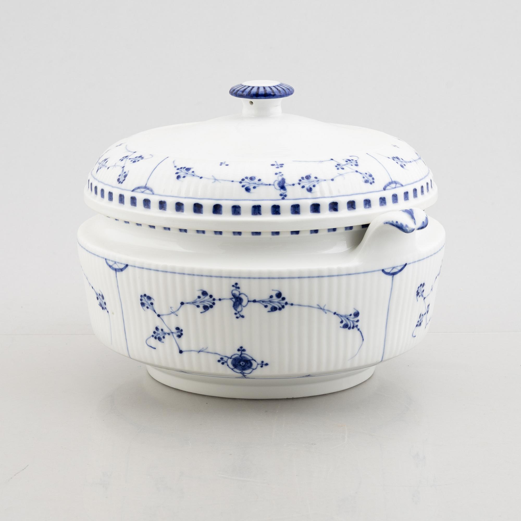 A 'Blue Fluted' / 'Musselmalet rifflet' porcelain tureen with cover, Royal Copenhagen, early model, 19th century.