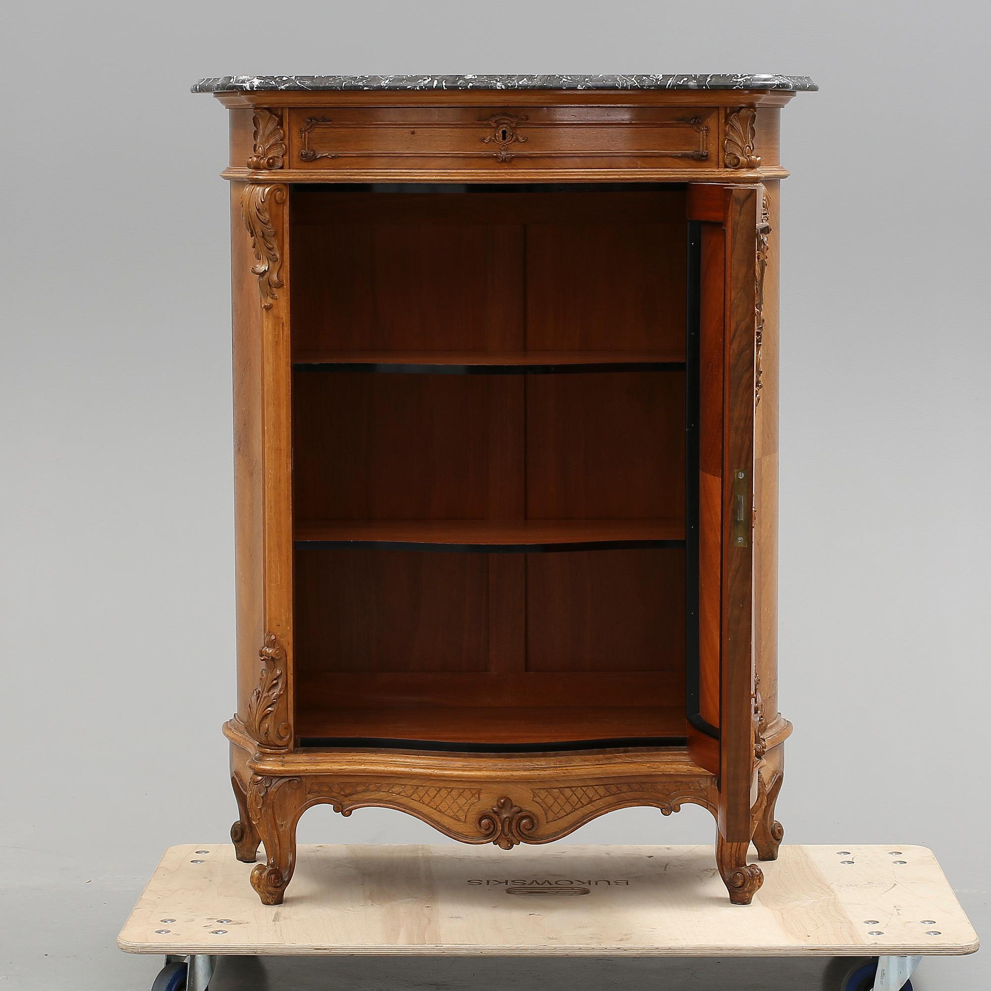 SKÅP/MEUBLE D'APPUI, rokokostil, omkr år 1900.