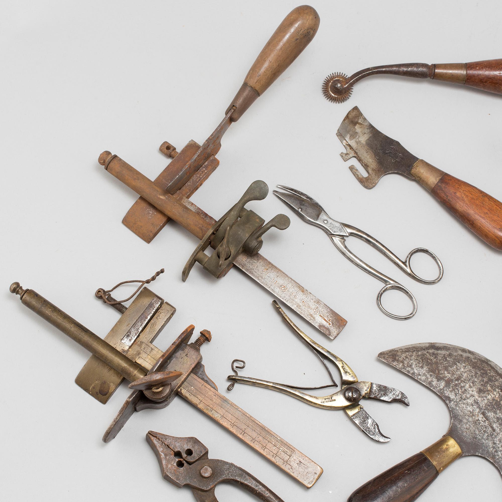 A COLLECTION OF 12 TOOLS, 19TH CENTURY.