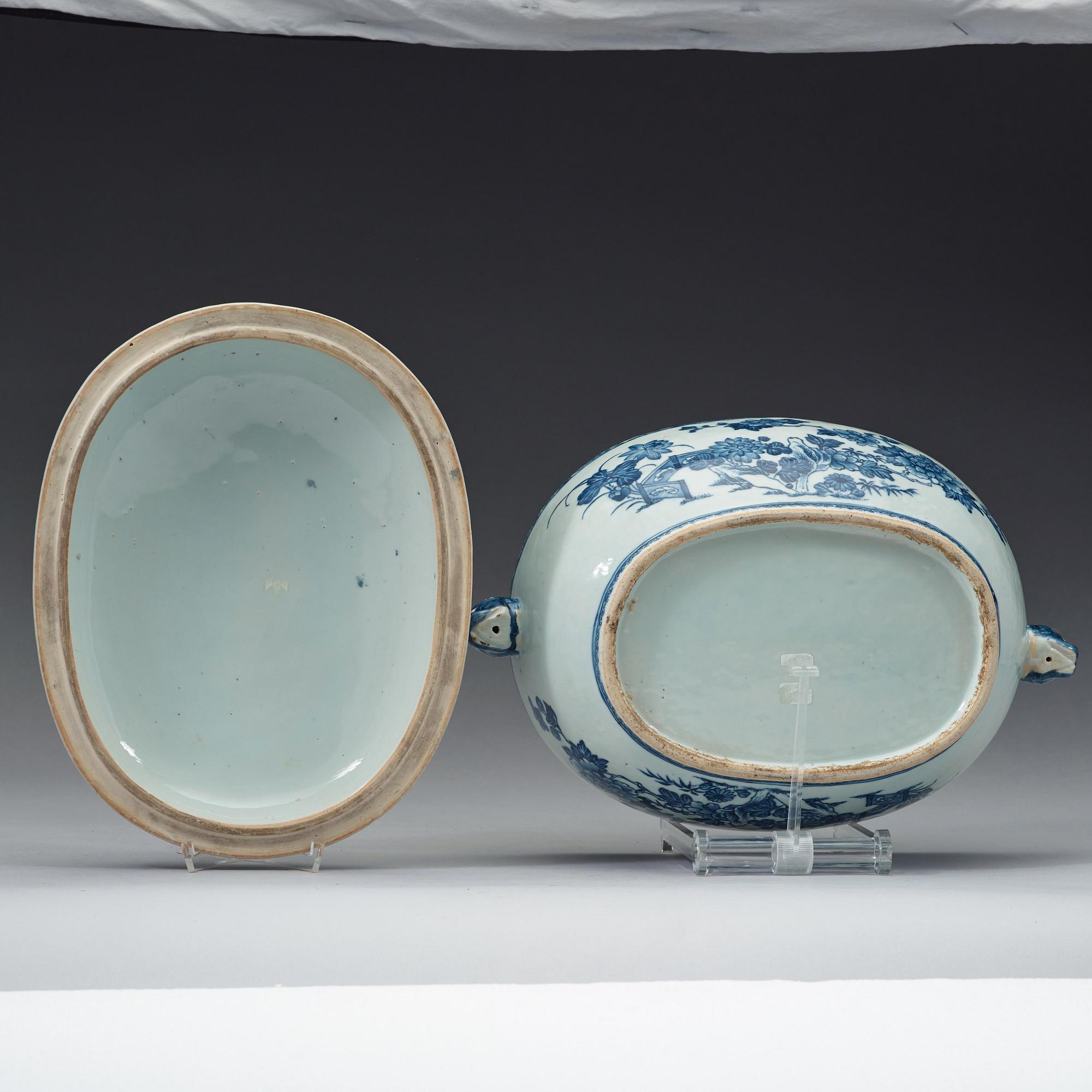 An export porcelain blue and white tureen and cover, Qing dynasty, Qianlong (1736-1795).