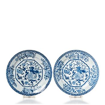 862. A pair of blue and white chargers, Qing dynasty, Kangxi (1662-1722).