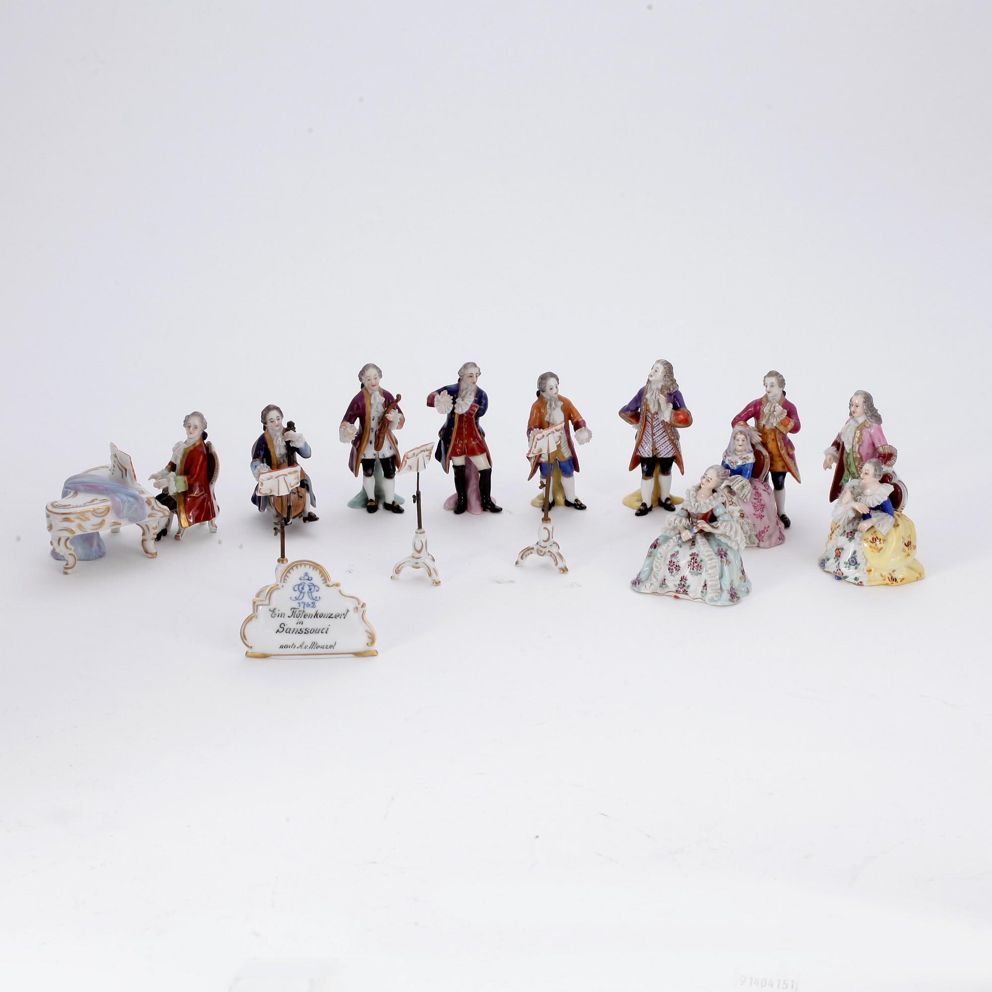 FIGURGRUPP. 14 delar. Porslin. Rudolstadt Volkstedt, 1900-tal.