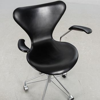 ARNE JACOBSEN, skrivbordsstol, "Swivel Chair", modell 3217, 1900-talets senare del.