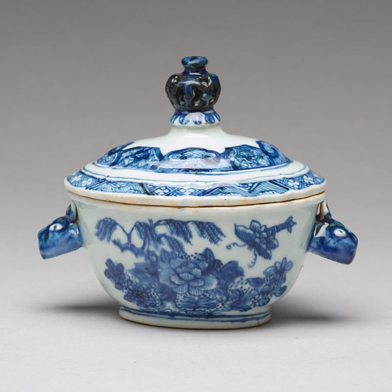 A blue and white butter tureen with cover and stand, Qing dynasty, Qianlong (1736-95).